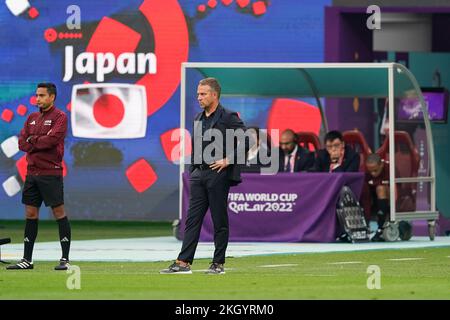 Doha, Doha, Katar, Katar. 23.. November 2022. DOHA, KATAR - 23. NOVEMBER: Cheftrainer Hansi Flick von Deutschland schaut auf das FIFA-Weltmeisterschaftsspiel 2022 Gruppe E zwischen Deutschland und Japan im Khalifa International Stadium am 23. November 2022 in Doha, Katar. (Kreditbild: © Florencia Tan Jun/PX Imagens via ZUMA Press Wire) Kredit: ZUMA Press, Inc./Alamy Live News Stockfoto
