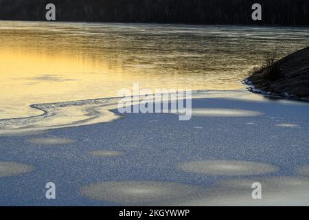 Eismuster in Simon Lake bei Tagesanbruch, Greater Sudbury, Ontario, Kanada Stockfoto