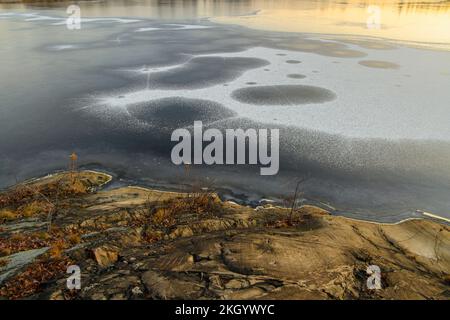 Eismuster in Simon Lake bei Tagesanbruch, Greater Sudbury, Ontario, Kanada Stockfoto