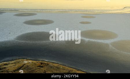 Eismuster in Simon Lake bei Tagesanbruch, Greater Sudbury, Ontario, Kanada Stockfoto