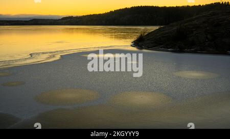 Eismuster in Simon Lake bei Tagesanbruch, Greater Sudbury, Ontario, Kanada Stockfoto