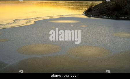 Eismuster in Simon Lake bei Tagesanbruch, Greater Sudbury, Ontario, Kanada Stockfoto