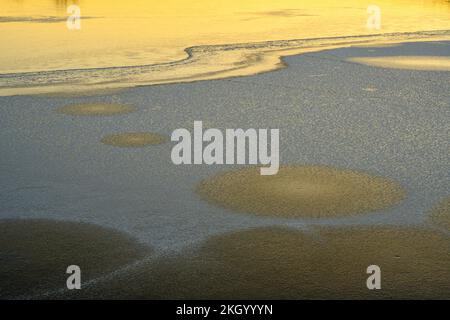 Eismuster in Simon Lake bei Tagesanbruch, Greater Sudbury, Ontario, Kanada Stockfoto