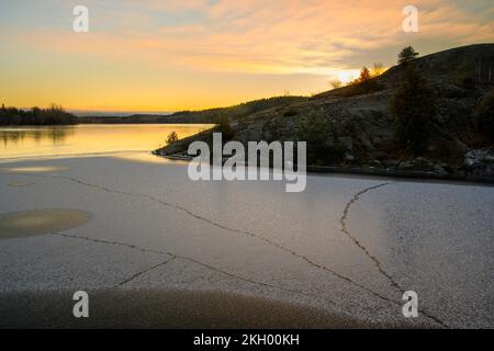 Eismuster in Simon Lake bei Tagesanbruch, Greater Sudbury, Ontario, Kanada Stockfoto