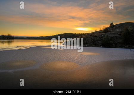 Eismuster in Simon Lake bei Tagesanbruch, Greater Sudbury, Ontario, Kanada Stockfoto