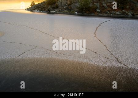 Eismuster in Simon Lake bei Tagesanbruch, Greater Sudbury, Ontario, Kanada Stockfoto