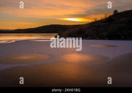 Eismuster in Simon Lake bei Tagesanbruch, Greater Sudbury, Ontario, Kanada Stockfoto