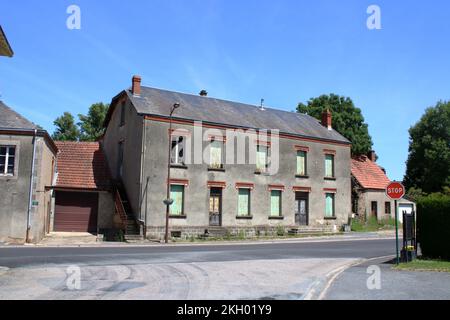 Blick auf traditionelle französische Wohnungen hier im ländlichen französischen Dorf Saint Marien in der Creuse-Region in Mittelfrankreich. Stockfoto