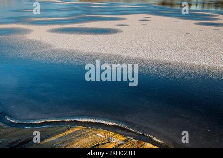 Eismuster in Simon Lake bei Tagesanbruch, Greater Sudbury, Ontario, Kanada Stockfoto