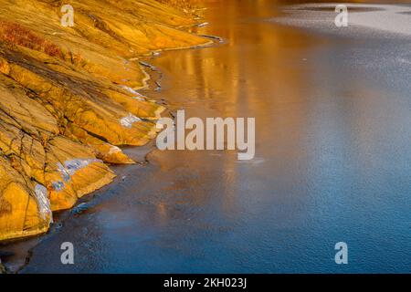 Eismuster in Simon Lake bei Tagesanbruch, Greater Sudbury, Ontario, Kanada Stockfoto