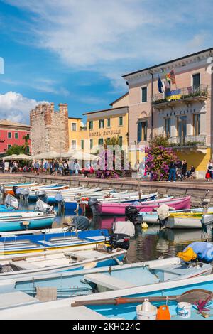 Bardolino Italien, Blick im Sommer auf den Lungolago Francesco Lenotti - das farbenfrohe Hafengebiet am See in Bardolino, Gardasee, Veneto, Italien Stockfoto