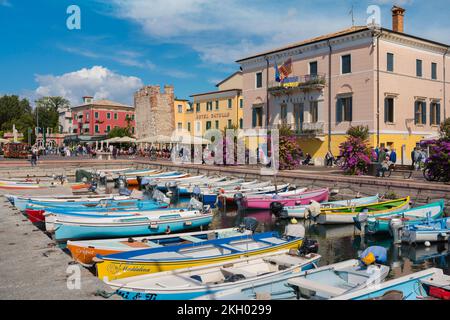 Bardolino Italien, im Sommer Blick auf die farbenfrohe Hafengegend am See - das Lungolago Francesco Lenotti - in Bardolino, Gardasee, Veneto, Italien Stockfoto