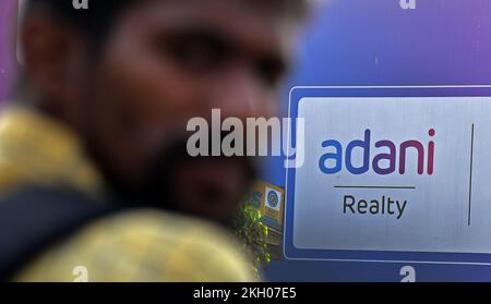 Das Adani-Logo ist auf einem Poster in Mumbai zu sehen. Die Adani Group ist ein diversifizierter multinationaler Unternehmenskonglomerat, der in den Bereichen Energie, Infrastruktur und Transportlogistik tätig ist und das Leben in Indien durch Wachstum stärkt. Stockfoto