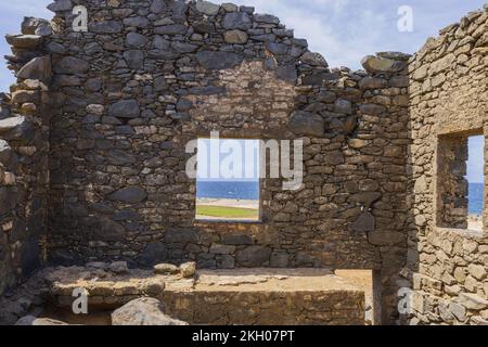 Wunderschöner historischer Blick auf die Ruinen der Goldschmelze Bushiribana auf der karibischen Insel Aruba. Stockfoto