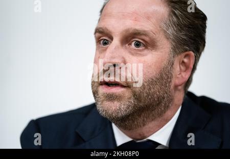 RIJSWIJK - Hugo de Jonge, Minister für Wohnungsbau und Raumordnung, und Conny Helder, Minister für Langzeitpflege und Sport, während der Vorstellung des Programms Leben und Pflege für ältere Menschen. Mit dem Programm hofft das Kabinett, mehr Kontrolle über die Schaffung von Seniorenwohnungen zu erlangen und die erwartete Nachfrage nach Wohnraum durch ältere Menschen in den kommenden Jahren zu decken. ANP BART MAAT niederlande out - belgien out Stockfoto