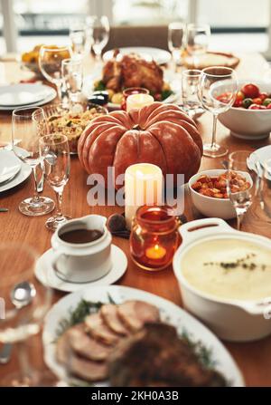 Thanksgiving, Festivalfeier und Essen auf dem Tisch, bereit für Urlaub, Urlaub und traditionelle Party. Festlich, Weihnachten und köstliches Festmahl Stockfoto