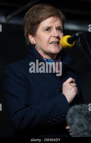 Edinburgh, Schottland, Großbritannien. 23.. November 2022. ABBILDUNG: Nicola Sturgeon MSP, schottischer erster Minister und Führer der Schottischen Nationalpartei (SNP) leitet eine Kundgebung für die Unabhängigkeit außerhalb des schottischen Parlaments an dem Tag, an dem der Oberste Gerichtshof in London ein Urteil darüber gefällt hat, dass das schottische Parlament ein zweites Unabhängigkeitsreferendum auslösen kann. Kredit: Colin D Fisher Kredit: Colin Fisher/Alamy Live News Stockfoto