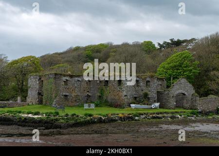 Das Getreidelager Arundel, Ufer der Clonakilty Bay. Ein Steingebäude. Historisches Denkmal, Landschaft. Touristenattraktionen in Irland Stockfoto