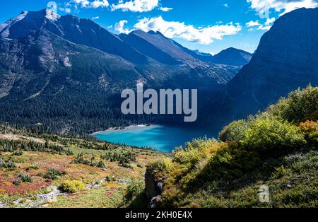 Blick auf den eisigen türkisfarbenen Grinnell Lake am Fuß des Angel Wing im Glacier-Nationalpark Stockfoto