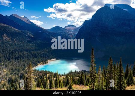 Blick auf den eisigen türkisfarbenen Grinnell Lake neben Angel Wing im Glacier-Nationalpark Stockfoto