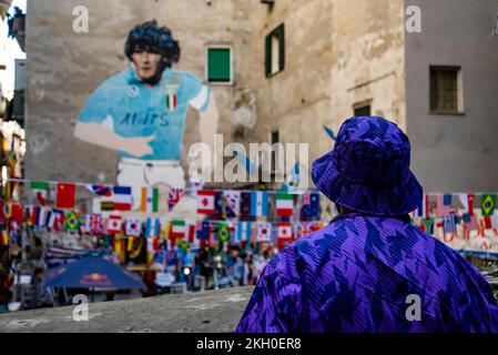 Neapel, Italien - 23. November 2022Quartieri Spagnoli. Slums, alte europäische Straßen, die Wandbilder von Maradona, die von den Neapolitanern gefeiert wurden Stockfoto