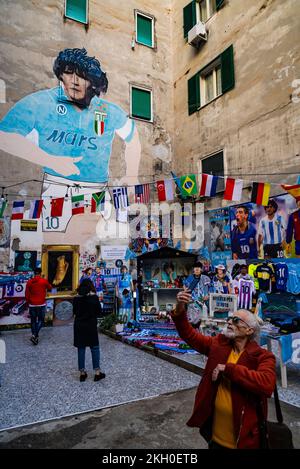 Neapel, Italien - 23. November 2022Quartieri Spagnoli. Slums, alte europäische Straßen, die Wandbilder von Maradona, die von den Neapolitanern gefeiert wurden Stockfoto