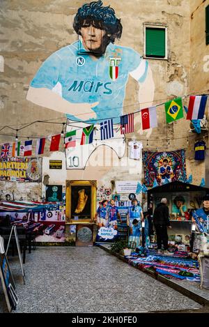 Neapel, Italien - 23. November 2022Quartieri Spagnoli. Slums, alte europäische Straßen, die Wandbilder von Maradona, die von den Neapolitanern gefeiert wurden Stockfoto