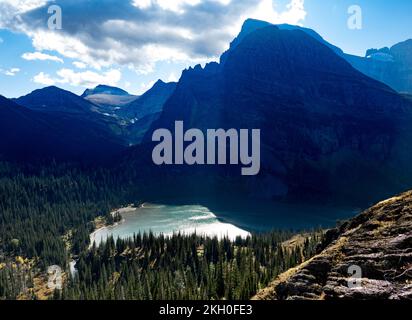 Blick auf den eisigen türkisblauen Grinnell Lake neben Angel Wing im Glacier-Nationalpark Stockfoto