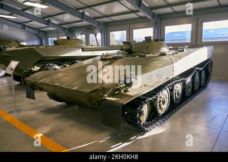 Russisches Militärgepanzerfahrzeug im Museum aus nächster Nähe Stockfoto