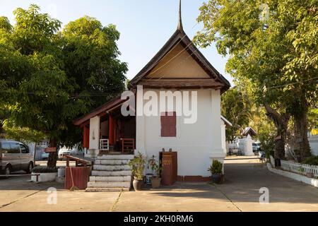 Luang Prabang, Laos - 14. Dezember 2019: Wohnheim für Mönche im buddhistischen Tempel und Kloster Wat May in Luang Prabang, Laos Stockfoto