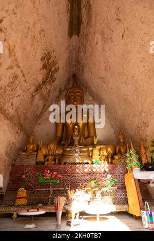 Luang Prabang, Laos - 14. Dezember 2019: Statue des Goldenen Buddha, die Bhumisparsha mudra im buddhistischen Tempel Wat May und Kloster in Luang Pra vorführt Stockfoto