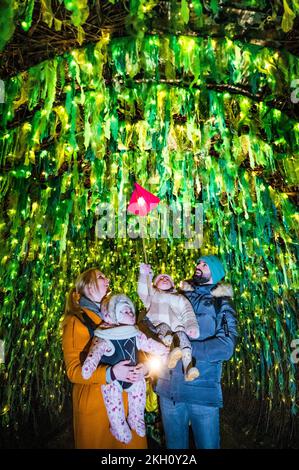 London, Großbritannien. 23.. November 2022. Der Botanische Tunnel von AndNow - Kew Wakehurst's Glow Wild. Eine „bezaubernde“ Winterlaterne, die für 2022 Uhr zurückkehrt. Die neunte Ausgabe ist eine neue Route durch Kews wilden botanischen Garten, mit 11 maßgeschneiderten Installationen und über 1000 Papierlaternen, die von Freiwilligen aus der Region handgefertigt wurden und das Farbspektrum der natürlichen Welt feiern. Kredit: Guy Bell/Alamy Live News Stockfoto