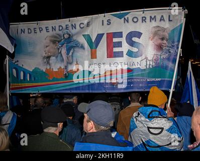 Edinburgh Scotland, Großbritannien. 23. November 2022 Die schottische Nationalpartei (SNP) leitet eine Kundgebung für die Unabhängigkeit vor dem schottischen Parlamentsgebäude, nachdem der Oberste Gerichtshof heute Morgen in London entschieden hat, dass das schottische Parlament ein zweites Unabhängigkeitsreferendum auslösen kann. Kredit: Scottishcreative. Stockfoto