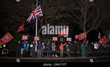 Edinburgh Scotland, Großbritannien. 23. November 2022 Die schottische Nationalpartei (SNP) leitet eine Kundgebung für die Unabhängigkeit vor dem schottischen Parlamentsgebäude, nachdem der Oberste Gerichtshof heute Morgen in London entschieden hat, dass das schottische Parlament ein zweites Unabhängigkeitsreferendum auslösen kann. Abbildung: Gewerkschaftsprotestoren schrien laut in ihrer eigenen kleinen Demonstration auf der anderen Straßenseite als bei der Unabhängigkeitskundgebung. Kredit: Scottishcreative. Stockfoto