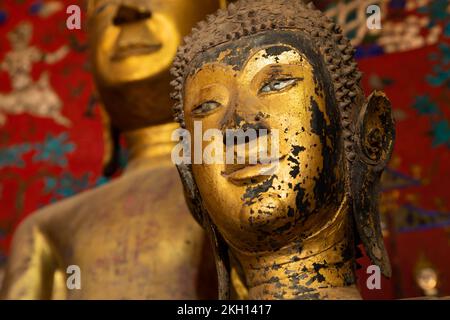 Nahaufnahme einer antiken Buddha-Statue im Wat Xieng Thong Tempel in Luang Prabang, Laos Stockfoto