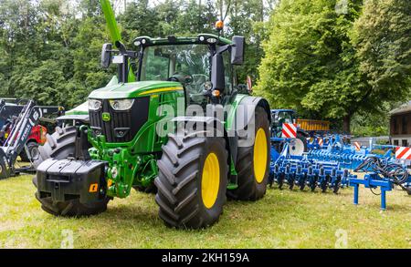 DEUTSCHLAND - WETZLAR JULI 08: JOHN DEERE TRAKTOR. John Deere ist ein amerikanischer Hersteller von Land-, Forst- und Baumaschinen. Stockfoto