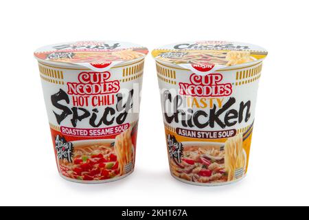 WETZLAR, DEUTSCHLAND 2022-07-25: Leckere Nissin Chicken Cup Noodles – asiatische Variante. Ungeöffnete Behälter mit Nissin Cup Noodles. Stockfoto