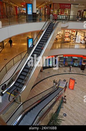 Leverkusen, Deutschland Aug 17 2020 - die Haupthalle mit Rolltreppen im größten Einkaufszentrum von Leverkusen, der Rathaus-Galerie Leverkusen. Stockfoto