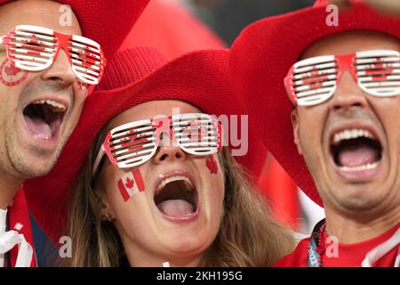 Al-Rayyan, Katar. 23.. November 2022. Fans von Kanada jubeln vor dem Spiel der Gruppe F zwischen Belgien und Kanada bei der FIFA-Weltmeisterschaft 2022 im Ahmad bin Ali Stadium in Al Rayyan, Katar, am 23. November 2022. Kredit: Meng Dingbo/Xinhua/Alamy Live News Stockfoto