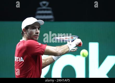 Zagreb, Kroatien. 23.. November 2022. Borna Coric von Kroatien gibt Roberto Bautista von Spanien während des Davis-Pokals von Rakuten Finals 2022 zwischen Kroatien und Spanien am Palacio de los Deportes Jose Maria Martin Carpena in Malaga, Spanien, am 23. November 2022 einen Ball zurück. Foto: Sanjin Strukic/PIXSELL Guthaben: Pixsell Foto- und Videoagentur/Alamy Live News Stockfoto