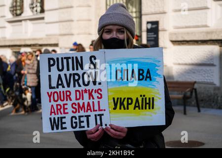 Eine junge ukrainische Frau hält während einer Demonstration gegen den russischen Krieg in der Ukraine ein Zeichen: Putin und Lawrow. Deine Schwänze sind klein. Wir haben es verstanden. Stockfoto