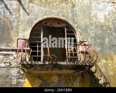 Verlorener Platz in Eleousa. Detailansicht eines alten rostigen Balkons. Dorf auf der griechischen Insel Rhodos. Verfallenes Sanatorium. Rhodos, Griechenland. Stockfoto