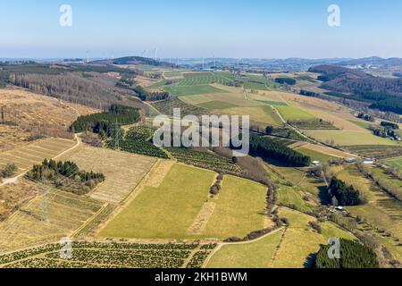 Luftaufnahme, Wiesen und Felder mit Windturbinen am Horizont nahe Nuttlar, Bestwig, Sauerland, Nordrhein-Westfalen, Deutschland Stockfoto