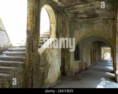 Verlorener Platz in Eleousa. Verfallenes Sanatorium. Historische italienische Siedlung. Detailansicht einer alten Treppe. Rhodos, Griechenland. Stockfoto