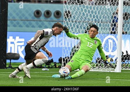 David Raum aus Deutschland und Shuichi Gonda aus Japan während des Spiels Deutschland gegen Japon der FIFA-Weltmeisterschaft Katar 2022 im Al Khalifa Stadion in Doha, Katar, am 23. November 2022. Foto: Laurent Zabulon/ABACAPRESS.COM Stockfoto