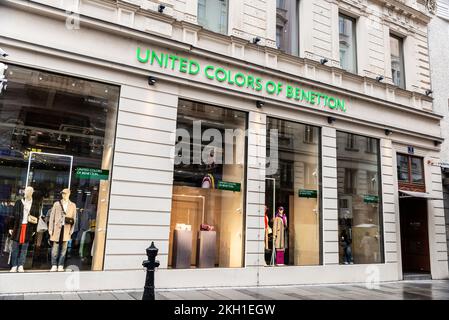 Wien, Österreich - 14. Oktober 2022: Ausstellung eines Benetton Bekleidungsgeschäfts in United Colors auf einer Einkaufsstraße in Innere Stadt, Wien, Österreich Stockfoto