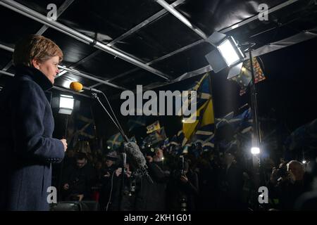 Edinburgh Scotland, Vereinigtes Königreich, 23. November 2022. Der erste schottische Minister Nicola Sturgeon spricht mit den schottischen Unabhängigkeitsanhängern, die sich nach dem Urteil des Obersten Gerichtshofs zum schottischen Unabhängigkeitsreferendum außerhalb des schottischen Parlaments versammelt haben. Live-Nachrichten von sst/alamy Stockfoto