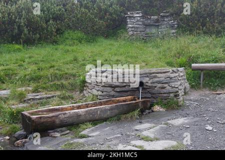 Herzhafte Quelle des Wassers im Jesenik-Gebirge. Sein Name ist Reh Spring. Trinkwasserquelle für Touristen Stockfoto