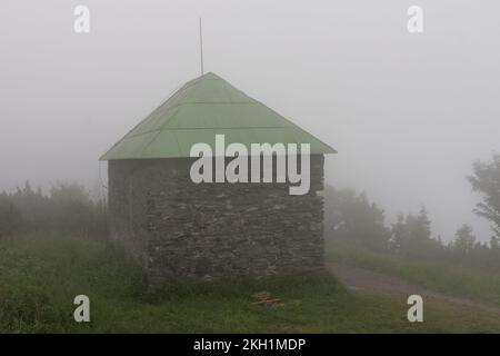 Steinschuppen, Zufluchtsort für Touristen bei schlechtem Wetter, an einem nebeligen Sommertag, die Jesenik Berge Stockfoto