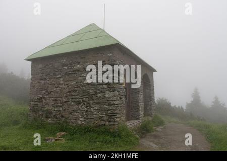 Steinschuppen, Zufluchtsort für Touristen bei schlechtem Wetter, an einem nebeligen Sommertag, die Jesenik Berge Stockfoto